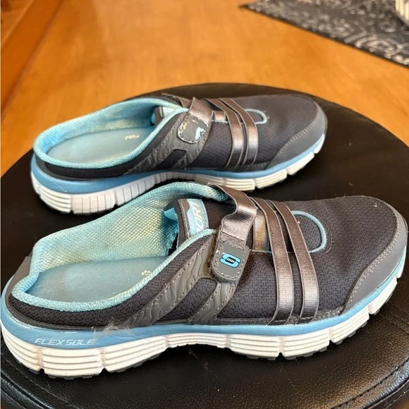 Skechers Relaxed Fit Memory Foam slip on sneakers - size 8 - Picture 3 of 6